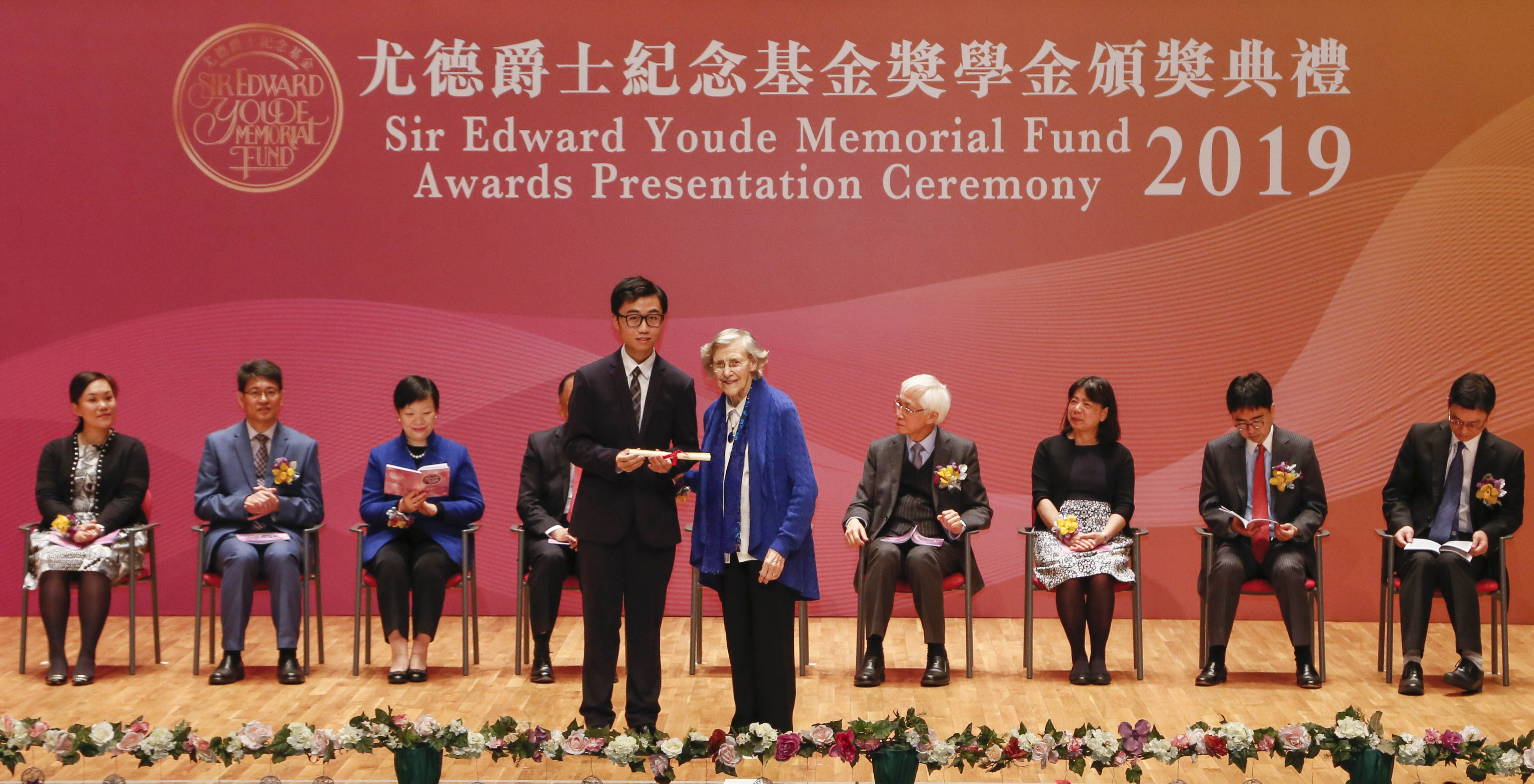 Vincent Yuen receives the scholarship at the award presentation ceremony.